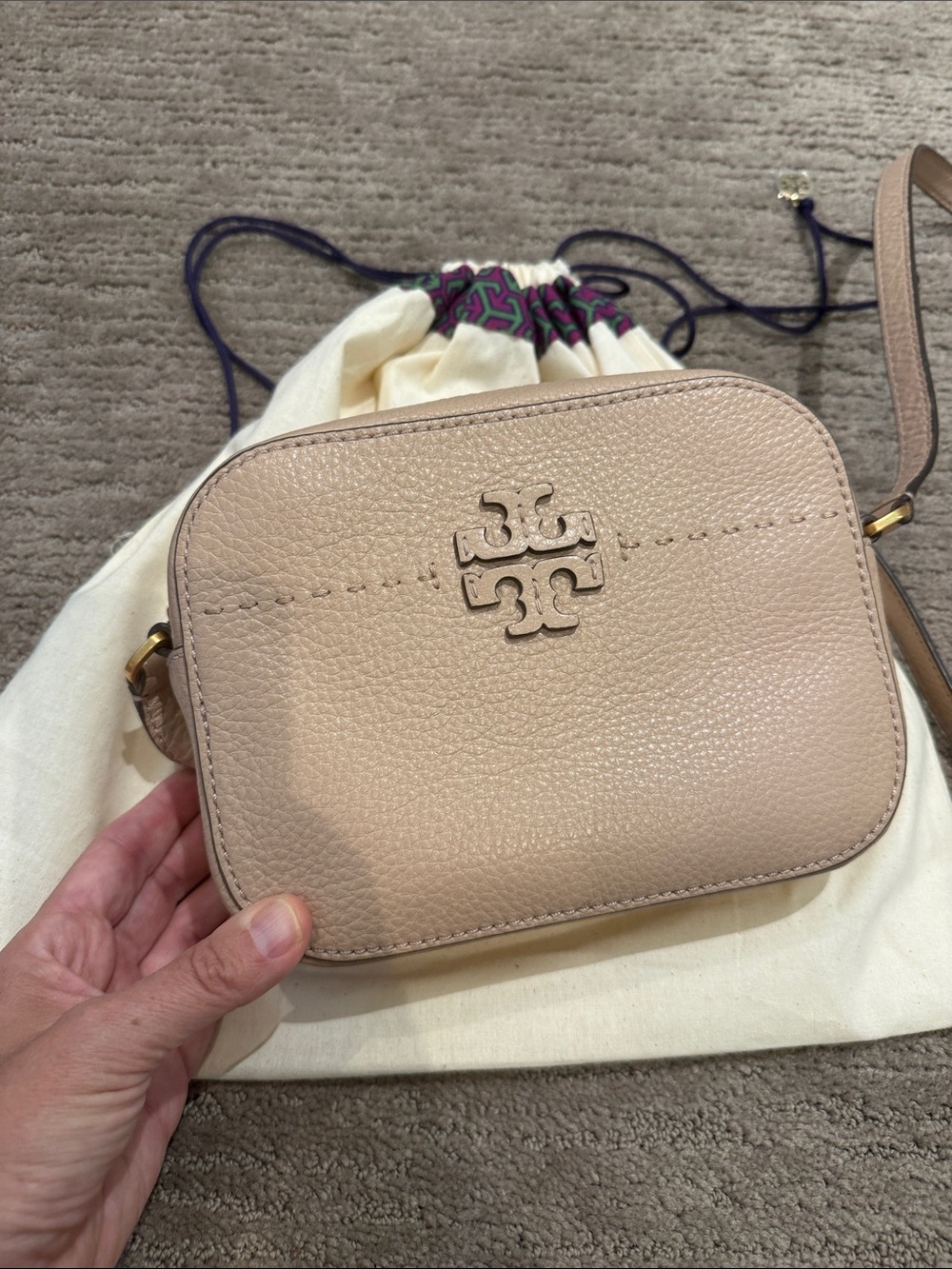 Tory Burch McGraw Camera Bag in Nude Pebbled Leather Crossbody Bag - Picture 3 of 12